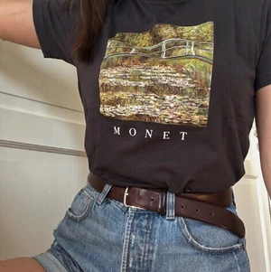 Monet T-Shirt  - Köpt för ca 1 år sedan, aldrig använd, därav säljer jag den. Sprillans skick. Storlek M