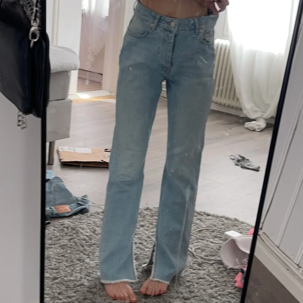 Jätte snygga slits byxor! Helt oanvända med lapp kvar. Säljes då dom är för stora för mig. Köperan står för frakt på 66 kr! Är 170. . Jeans & Byxor.