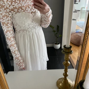 Superfint klänning från DM - Superfin spetsklänning från Dennis Maglić i storlek M. Perfekt för student eller skolavslutning. Älskar verkligen klänningen men tyvärr är den förstor för mig. Jag är 170 cm lång. Säljes för 200kr+frakt.