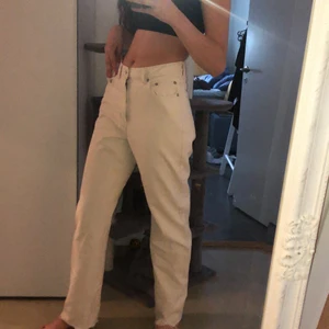 ljusa LÅNGA jeans!! - säljer dessa skiiit snygga mod waist jeansen pga att jag har flera, jag är 176 cm lång och de är till ankeln på mig, de är baggy och helt enkelt ASBALLA😜⚡️⚡️⚡️ älskar dom!! passar Xs-S kollar frakt ifall någon är intresserad, bud vid högt tryck!