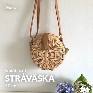 Stråväsk - Säljaren den jättefina stråväskan från Giantricot. Endast använd några gånger men är i toppskick🤎Hör av dig vid frågor, bilder mm🤎