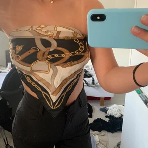 Knyt topp - En scarf som jag knutit som ett topp! Kan ha den på väskan eller runt halsen med! Ingen storlek men jag är en S/M så passar från XXS-M 🤎🖤