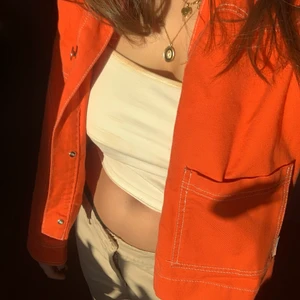  ORANGE VÅRJACKA🧡 - Säljer denna super coola orangea vårjackan i nästan nyskick! Den är croppad och ganska tunn, så perfekt till våren!  🧡🧡🧡🧡🧡🧡🧡🧡🧡🧡🧡🧡🧡🧡🧡 obs har inte så bra koll på PostNords fraktalternativ så om ni vet något billigare allternativ är de bara att skriva! 