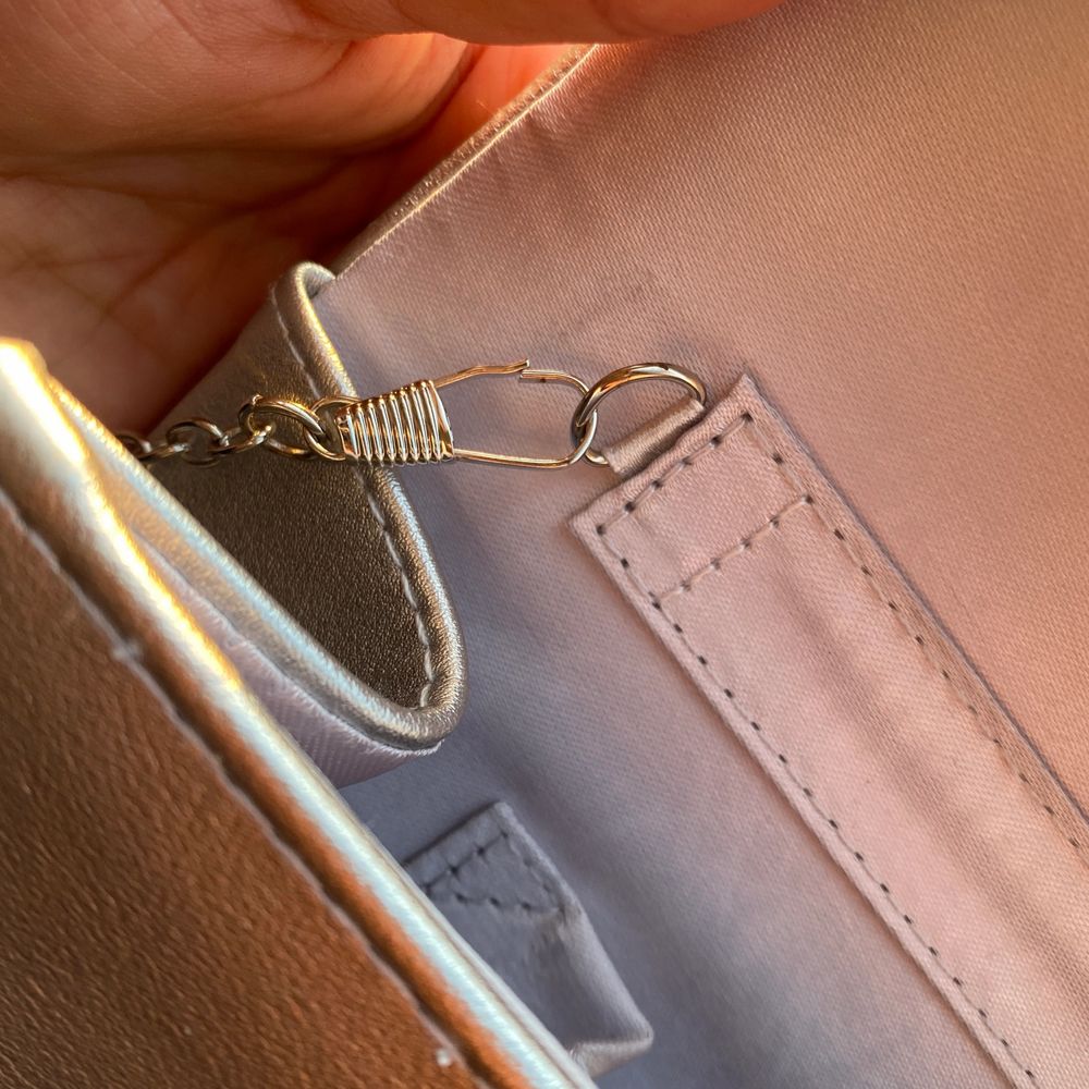 Silvrig kuvertväska från Anna Field med silvrig stålrem. Beställd från Nelly eller Zalando för 2 år sen, men endast använd en gång. Säljer pga att jag inte använder den. Skulle säga att den är en liten mediumväska, så det finns plats med mycket, men den är fortfarande inte ”för” stor. . Väskor.