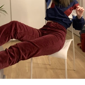 Vinröda manchesterbyxor - Asfina vinröda manchesterbyxor. Härligt material och bra hållbarhet. 