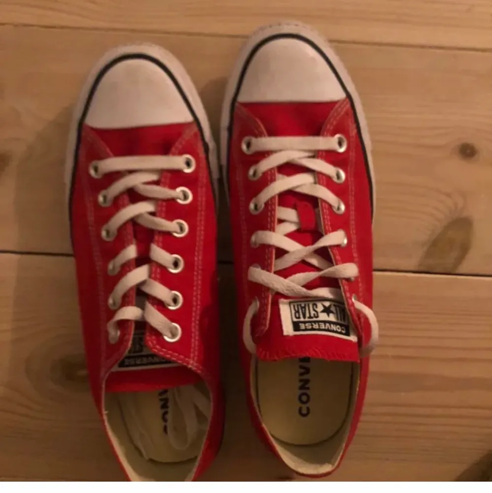 Säljer mina knappt använda converse för 200kr + frakt, som tyvärr är för stora på mig:( Storlek 41,5!. Skor.