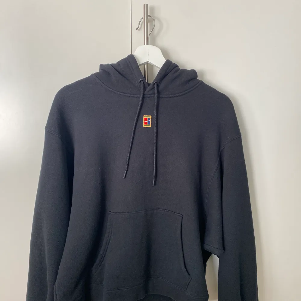 En superfin svart Nike hoodie med en lite mer ”ballong” ärm. Även lite halvcroppad. Knappt använd därför i nyskick, säljer pga för liten storlek. Originalpris; 579kr     Säljer för 100kr+frakt. Hoodies.