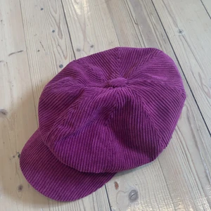 Keps  - Keps i rosa. Säljs då den inte används. 