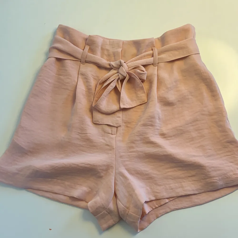 Lösa rosa shorts från bikbok. Super sköna sommar shorts, nästan oanvända . Shorts.