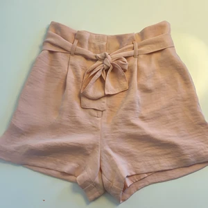 Rosa shorts  - Lösa rosa shorts från bikbok. Super sköna sommar shorts, nästan oanvända 
