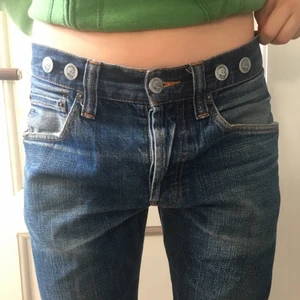 Trendiga jeans - Väldigt bekväma jeans snyggt slitna och med skön passform. Personen på bilden är 167 cm
