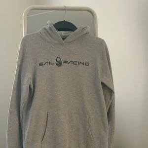 Sail racing hoodie - Jätteskön sail racing hoodie. Mycket fin hoodie. Passar någon 160-170 skulle jag tippa, står att den passar 170 men vill man ha oversize passar den perfekt. 