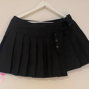 Svart banned mini kjol - Jätte söt kjol från banned som ej passar mig. Oanvänd köpt från bluefox.