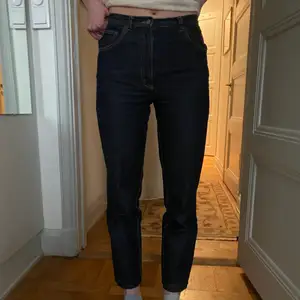 Supersnygga mörkblåa jeans med vita sömmar från Laura Ashley i storlek 38. De går ner till anklarna på mig som är 175 cm lång. Sparsamt använda utan slitningar eller    fläckar💓