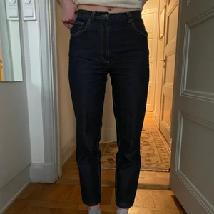 Jeans - Supersnygga mörkblåa jeans med vita sömmar från Laura Ashley i storlek 38. De går ner till anklarna på mig som är 175 cm lång. Sparsamt använda utan slitningar eller    fläckar💓