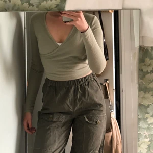 Cargopants från BDG - Passar även storlek 36 för mer oversized. Benen går att justera så man kan antingen knyta in eller ha de raka.