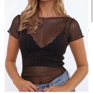 Svart/glittrig mesh top, köparen står för frakt (66kr)