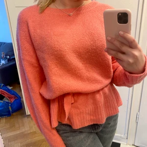 Rosa stickad  - Rosa mysig stickad med band att knyta i midjan. Fint skick💘