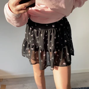 Kjol - Superfin kjol som tyvärr börjat bli lite för kort:/  storlek 164 vilket motsvarar xs/S 