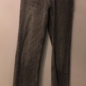 Jeans från Vero Moda - Gråa jeans från Vero Moda i fint skick.