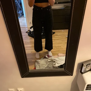 Jeans - Svarta jeans från lager 157, lite stora på mig tyvärr så därför säljer jag dom🙂 Kan mötas upp i Mjölby, annars står köparen för frakt