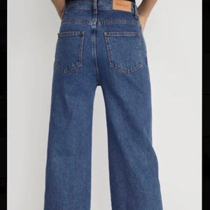 Rodebjer jeans  - Ett par super snygga jeans ifrån Rodebjer i storlek 27 men dessa storlekar är lite speciella och skulle mer säga att dessa sitter som en 34, 25/26! Långa i benen! Kontakta mig vid fler bilder och frågor!💓
