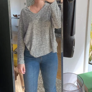 Långärmad tröja - Jätteskön och luftig tröja. Rätt oversized. Kan mötas upp i Mjölby, annars står köparen för frakt☺️
