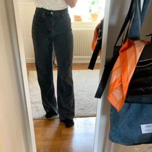 Zara jeans ZW premium 90’s full length grey. Använt kanske 2 gånger på grund av att jag har flera i samma modell. Superfin grå färg och extreeemt långa (jag är 177cm) de går dock att klippa då de inte har någon söm i fotändan.😊