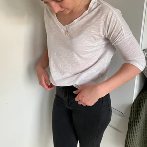 Vit tröja från Noisy May - Säljer en längre vit tröja med 3/4 ärmar från Noisy May i storlek S. Använd ett fåtal gånger