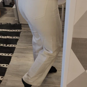 Vita jeans med raka ben - Supersnygga och bekväma vita jeans, knappt använda. Jeansen är i storlek S och har raka ben. Perfekt längd! Köparen står för frakt. 🤍🤍