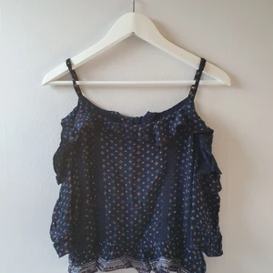 No shoulder topp - No shoulder topp köpt från NewYorker. Den är helt oanvänd och i jättefint skick. Storlek xs.