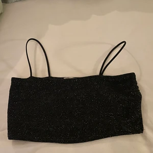 Glittrig topp - Supersnyggt glittrigt croppat linne, passar perfekt till fest. Från Nelly i strl xs, väldigt stretchigt material. Köparen står för frakten❤️