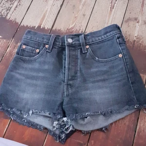 Levis shorts - Jätte fina svart/gråa Levis shorts som inte är använda. Han tyvärr aldrig använda dom innan dom blev för små. Priset går att diskutera🥰