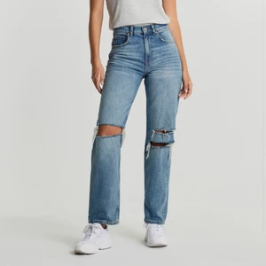 Jeans Gina Tricot  - Säljer de slutsålda jeansen från ginatricot, raka med hål i knäna, Skitsnygga men jag har tyvärr tröttnat på dem och använder inte mer . Passar en 34/32. Köpta för 600 🤍💖