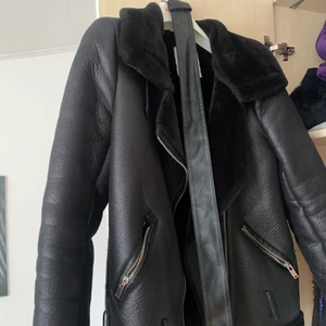 Zara Jacka  - Svart jacka från Zara i XS, köpt förra vintern och använd några få gånger! Skärp till som man kan ta av eller på, två fickor fram och mjukare/mysigare material inuti 