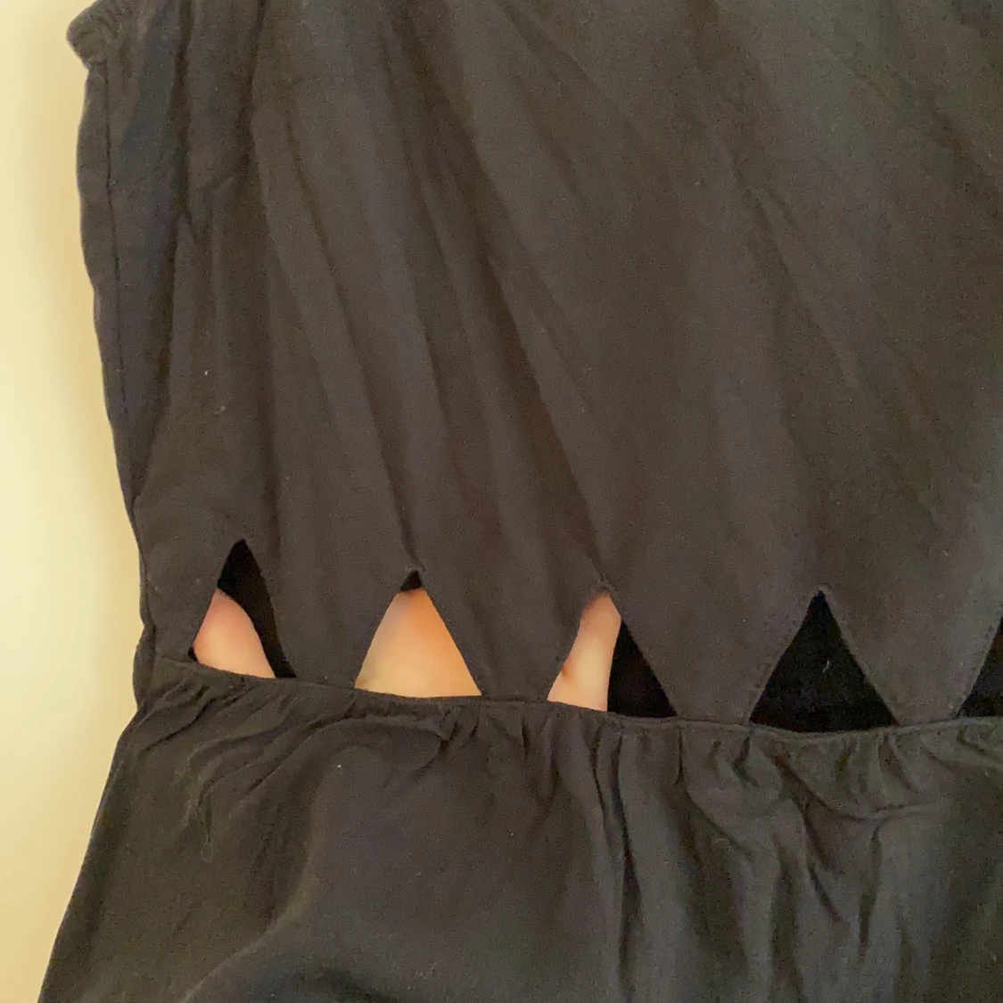 Svart klänning med utskurna trianglar  - 90