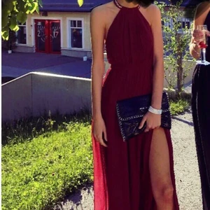 Balklänning  - Säljer min superfina balklänning ifrån Nelly. Använd 1 gång, finns inget fel på den alls. Den är lång, slits vid ena benet och öppen rygg med massa fina stenar som glittrar såå fint! Stenarna finns även på bandet som går vid halsen. Så himla fin verkligen! 400kr alt bud. Storlek 34