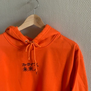 Orange hoodie - Hoodie med JÄTTEskön insida. Tryck på bröstet. Ena snöret lite trasigt (se bilden)
