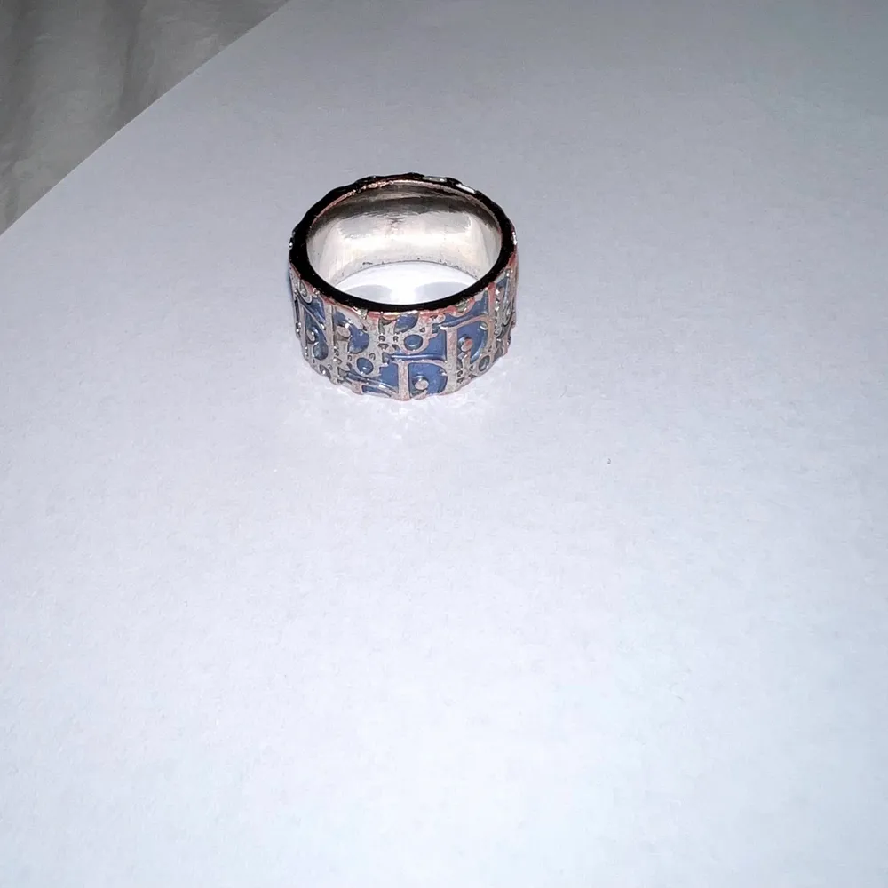 Dior ring, i färgen (ljusblå). (Storlek 6) vilket motsvarar 51,9 mm i fingeromkrets! Tar bud från 1000kr!. Accessoarer.