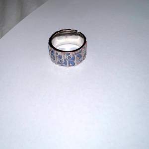 Dior ring, i färgen (ljusblå). (Storlek 6) vilket motsvarar 51,9 mm i fingeromkrets! Tar bud från 1000kr!