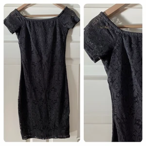 Spetsklänning - Svart spetsklänning, strl. S. Fr. Gina Tricot. Använd en gång så i väldigt fint skick. Valbart om den ska vara off shoulder eller båtringad. Superfin på, verkligen!