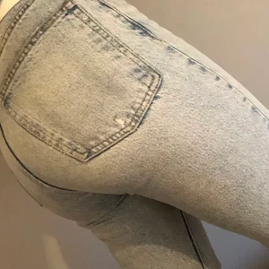 Straight leg jeans zara - Hej säljer mina inprincip oanvända jeans från zara. Säljer för 200 men köptes för 400.
