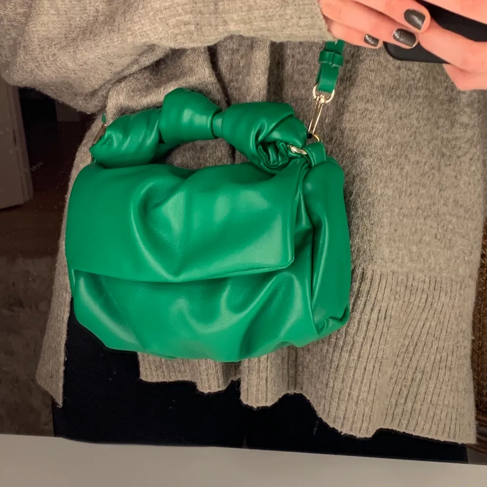 Slutsåld väska från Zara i en as cool grön färg! Går att använda med axelbandet men det går även att bara hålla i den, riktigt snygg och bara använd en gång🤩. Väskor.