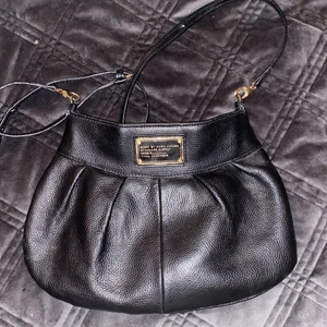 MarcJacobs väska. - Superfin limited edition väska från marc jacobs, köpt för flera år sedan i deras gamla butik i sthlm. Jätterymlig och snygg väska💘🌸