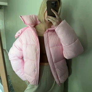 Dunjacka - Jättefin rosa dunjacka från bikbok, knappt använd! Storleken/passformen går att justera med resår på insidan💘