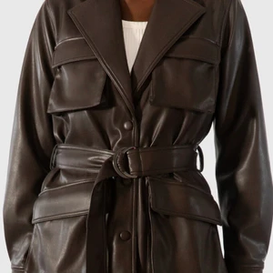 Twist & tango CECILIA JACKET - Assnygg jacka från Twist & Tango! Köpt sommaren 2021 i butik. Säljer pågrund av att den inte kommer till användning vilket är så himla synd då jag älskar den! Nypris 1.500kr, mitt pris 899kr. Pris går dock att diskutera såklart! Hör gärna av dig gällande bud och frågor.