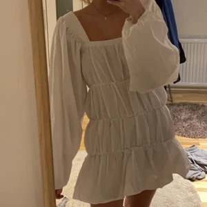 Ny vit klänning  - Vit långärmad klänning från pretty little thing, endast testad💞