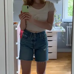 Jättefina Levi’s shorts som köptes förra sommaren för ca 700 kr💘nästan oanvända och har inga defekter💙storlek W24 men passar 24/25/26 då de är stora i storleken💗