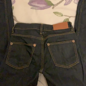 Mörkblåa jeans - Snygga straight jeans som har sytts in! Midwaist och långa för mig som är 160