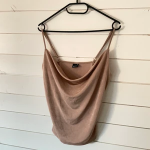 Glittrigt linne - Glittrigt linne i storlek M, glänser när man kollar på det! 